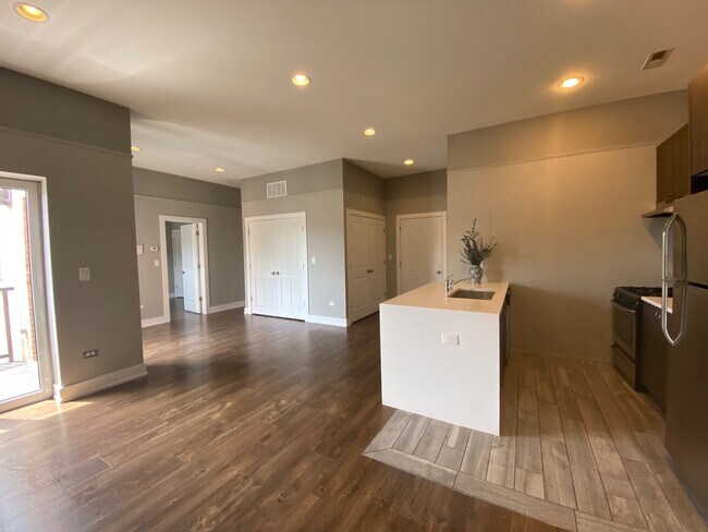 Building Photo - 5911 N Northwest Hwy