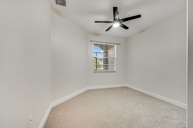 Building Photo - 3 bedroom Loren Cove Unit with Access to A...