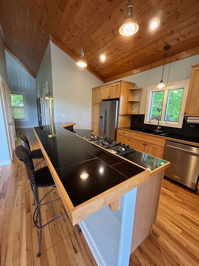 Building Photo - Central AVL - Custom Built, Made for Enter...