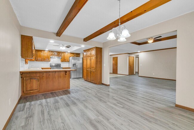 Building Photo - PRE-LEASING! 3 Bed / 2 Bath in south central Springfield