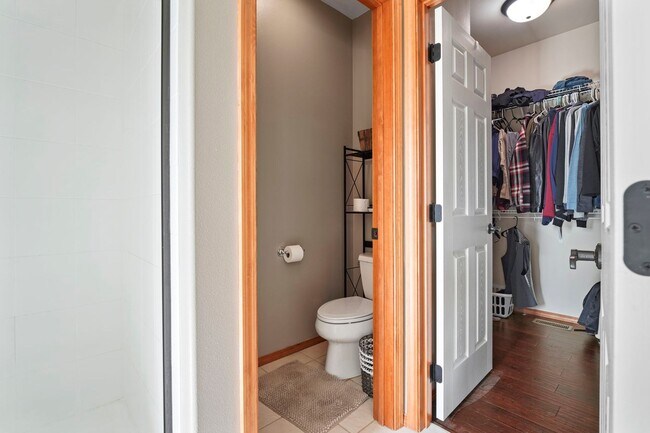 Building Photo - Beautiful 3 bedroom 2 bath Home On The Pla...