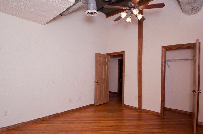 Building Photo - Market 101