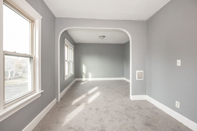 Building Photo - 3 BED 1 BATH SINGLE FAMILY HOME IN THE WATERLOO NEIGHBORHOOD