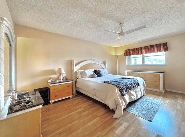 Building Photo - 2515 NE 2nd Ct