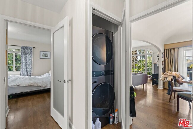 Building Photo - 962 S Plymouth Blvd