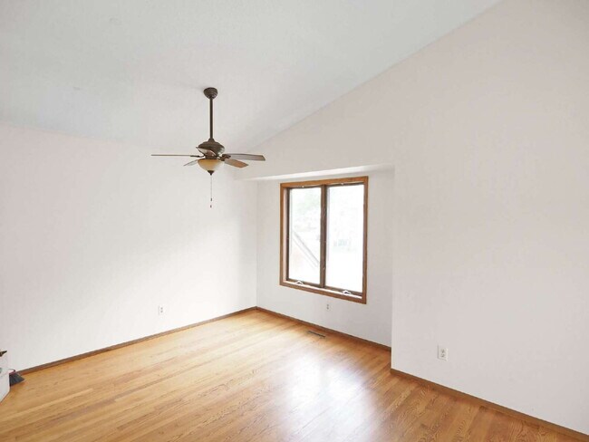 Building Photo - Available now 2-Bed Twin Home in Shoreview