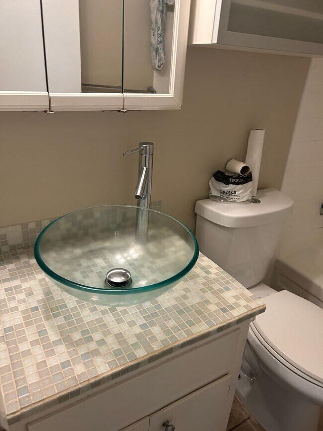 Building Photo - Lovely 2 bedroom 1 bath condo #1 unit