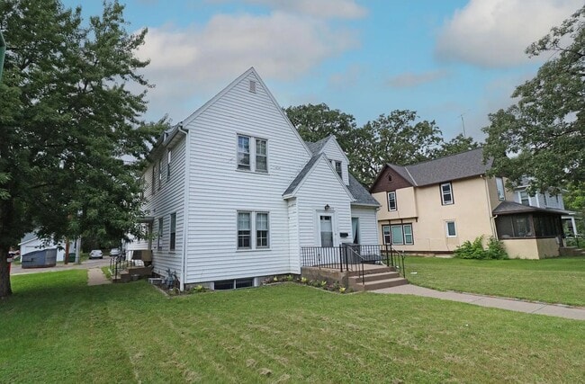 Building Photo - 815 5th Ave S