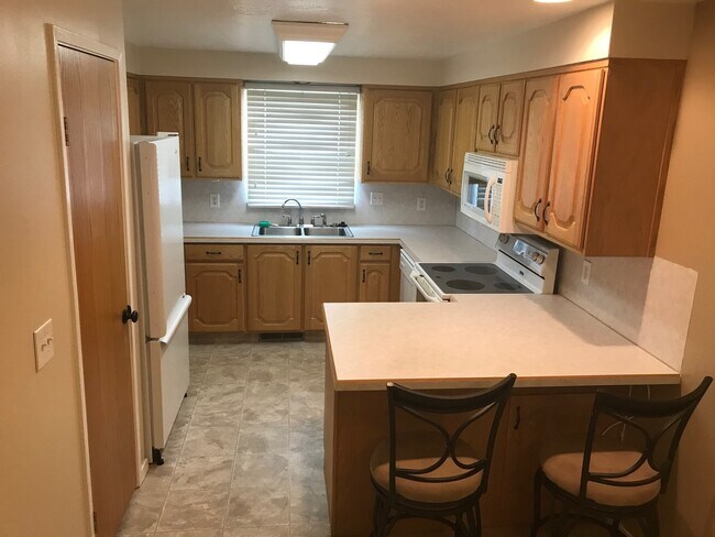 Building Photo - Beautiful Riverdale twin home available for rent