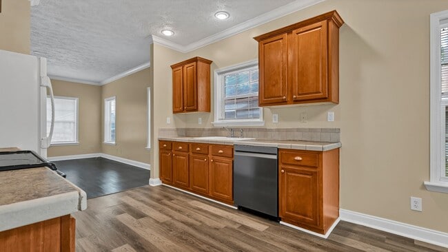 Building Photo - Spacious 3-Bedroom Home with Recent Upgrad...