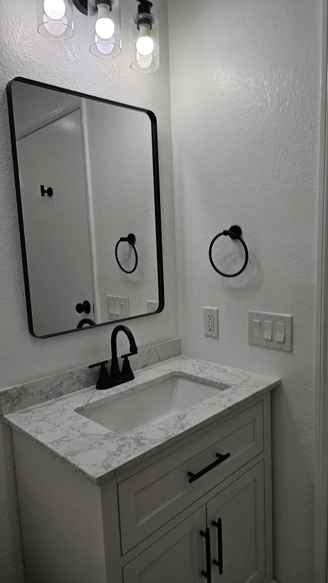 Building Photo - 2601 S Broadmoor Dr