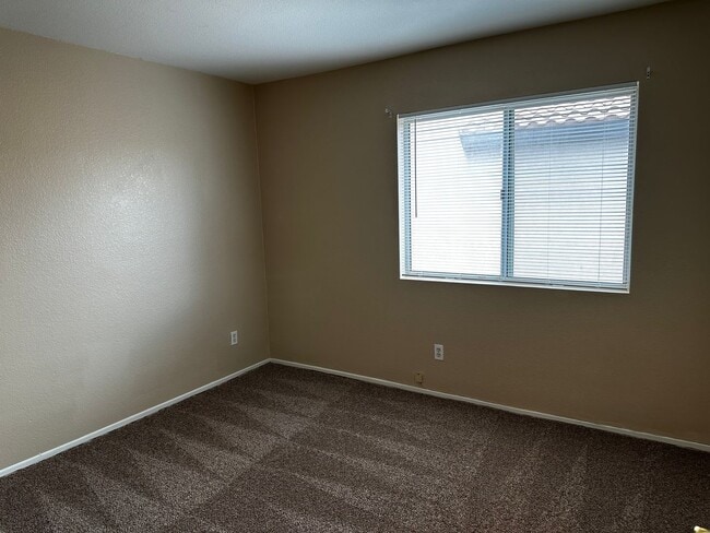 Building Photo - Beautiful Orangecrest Rental – Move-In Ready!