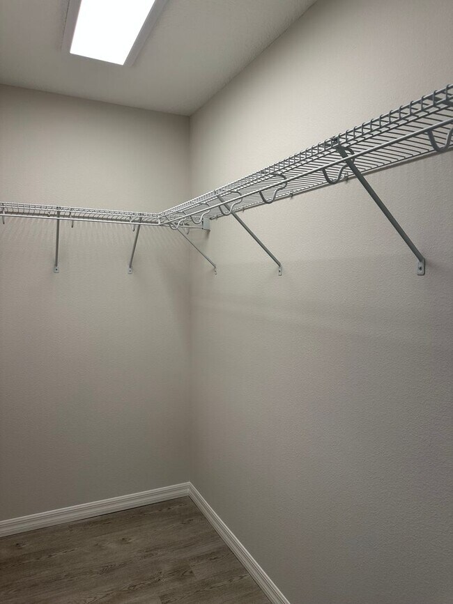 Building Photo - NEW 3/2/1 ready to rent! Pet friendly.