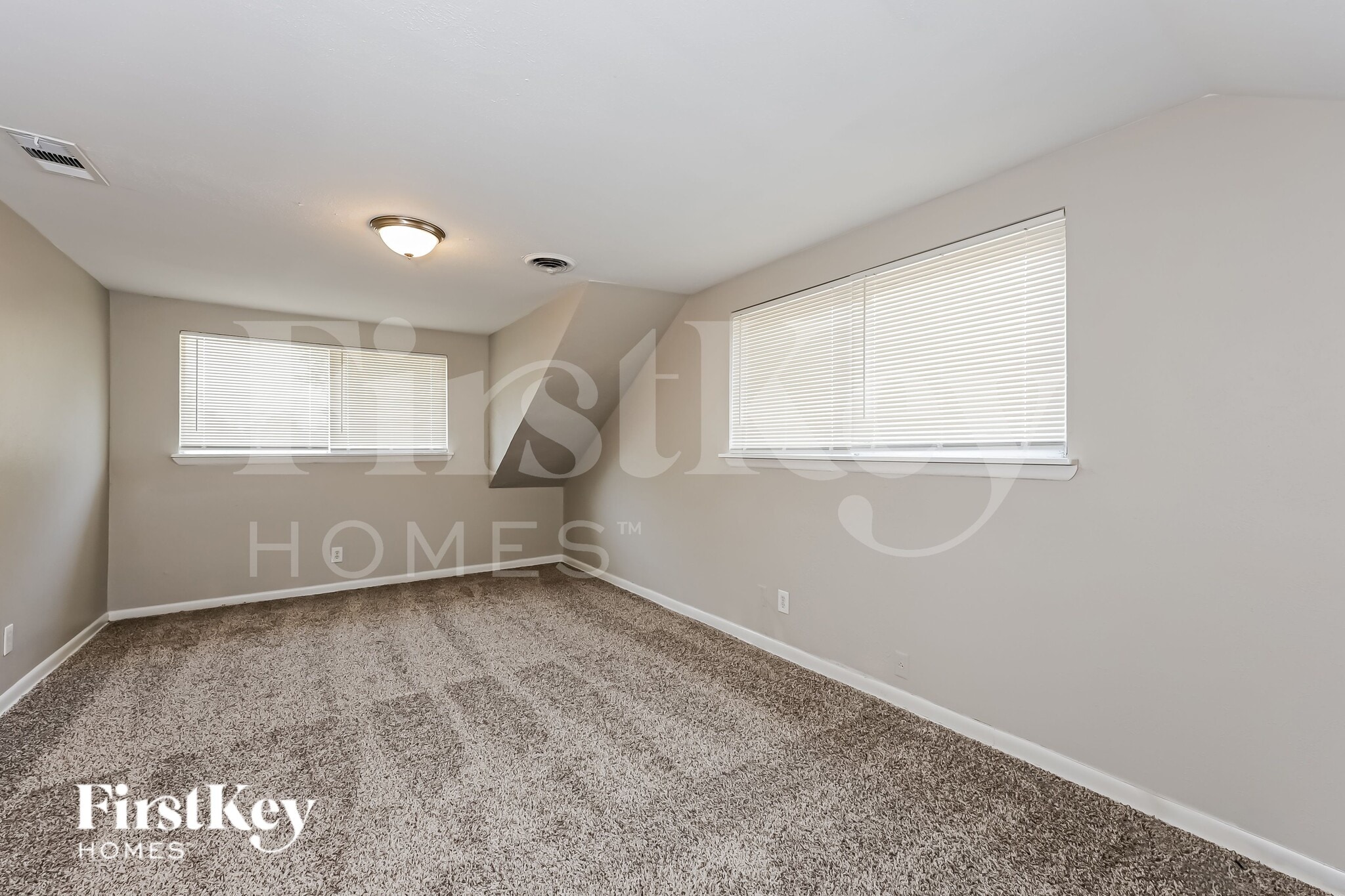 Building Photo - 902 Poinsettia Dr