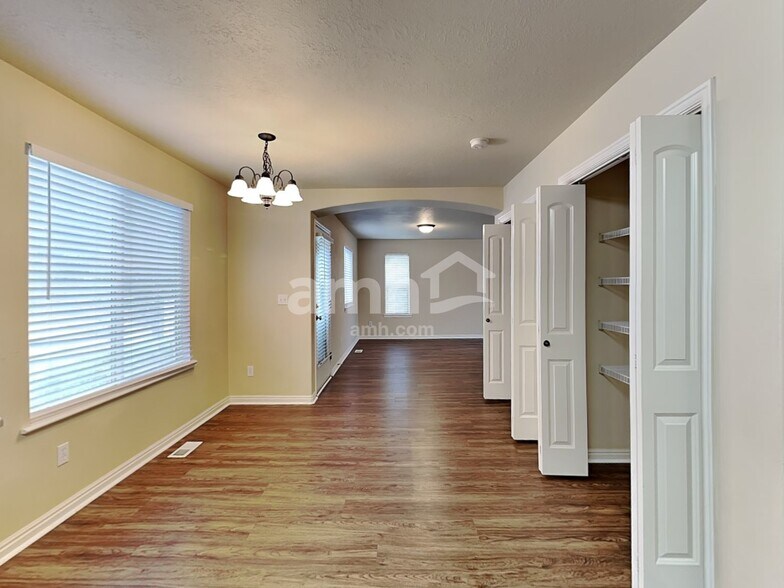 Building Photo - 10526 Doral Dr