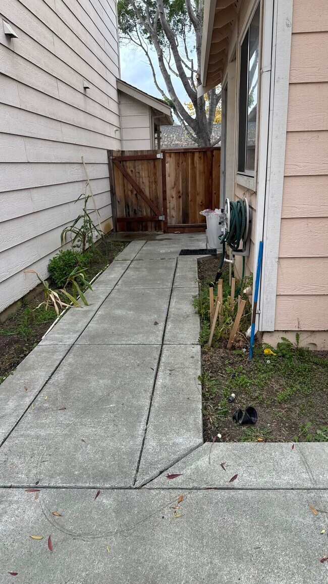 Building Photo - 39842 Potrero Dr