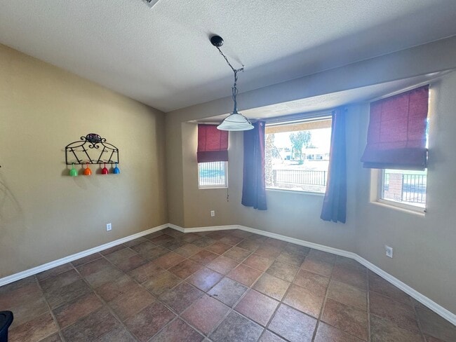Building Photo - Great spacious home on Huukan Golf Course