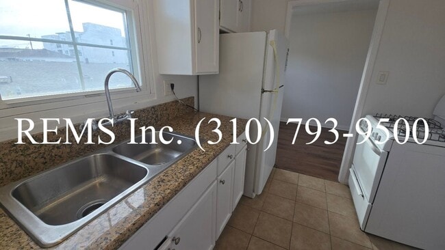 Building Photo - Bright 1 Bedroom Upstairs Apartment w/ Garage Parking