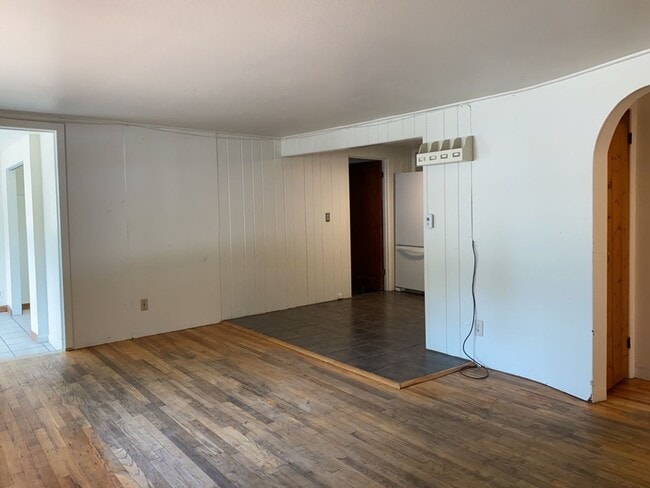 Building Photo - STUDENTS WELCOME! Cute 4-Bedroom / 1-Bath Home w/ Spacious Fenced Yard