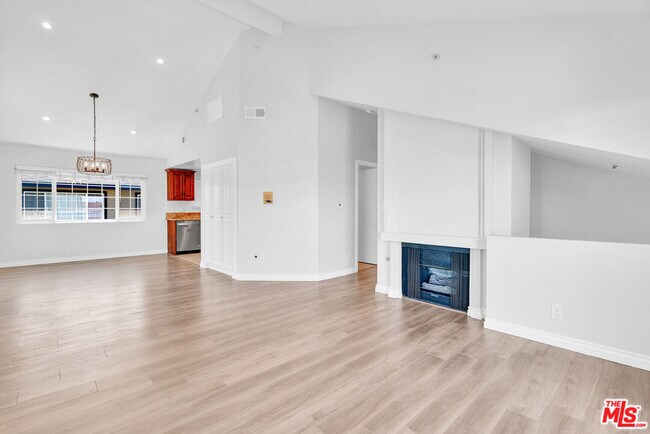 Building Photo - 119 E Beach Ave