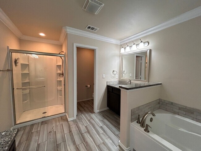 Building Photo - 4 bedroom 3 bathroom