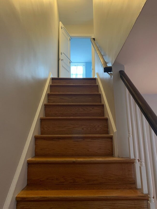 Building Photo - Charming Trolley Area Brick Townhome