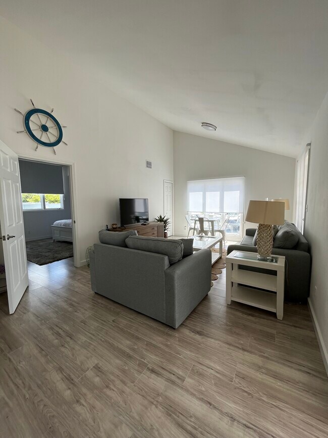 LR 203 - 1100 6th Ave S