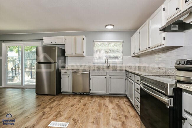 Building Photo - Modernized and highly desirable home with 3 bedroom / 2 full bath and 1,918 sq feet of space!