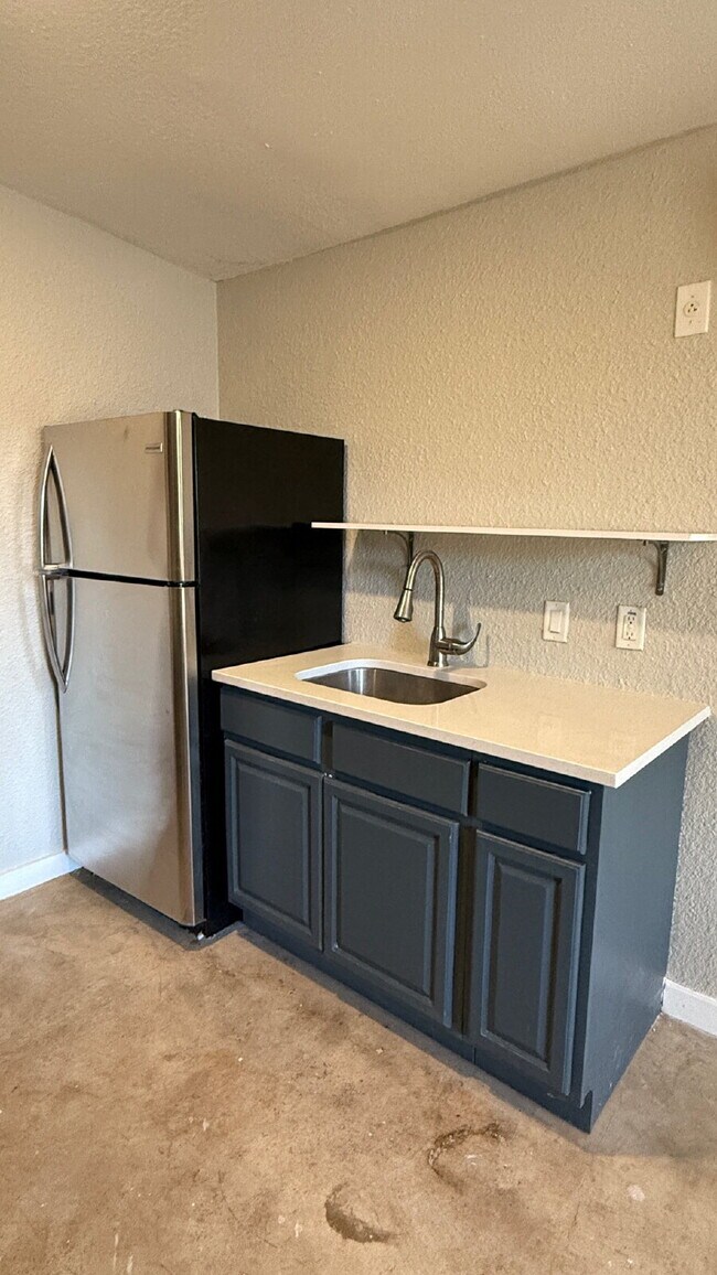 Building Photo - Cozy Studio for Rent — Prime Dignowity Location!