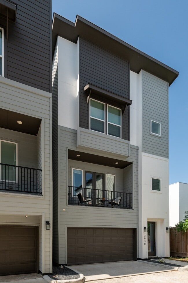 Building Photo - 3030 Live Oak St