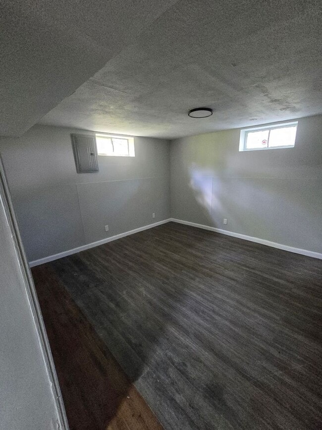 Building Photo - 3 BEDROOM SINGLE FAMILY