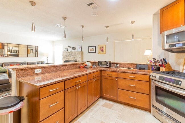 Building Photo - 2011 Meadowridge Dr