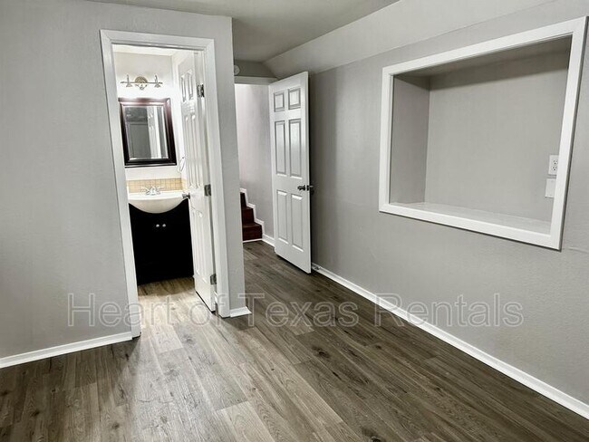 Building Photo - 2225 Pine Ave