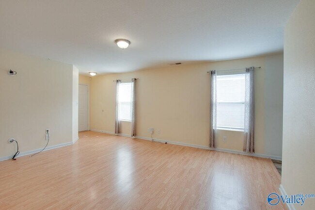 Building Photo - 198 Cloverbrook Dr