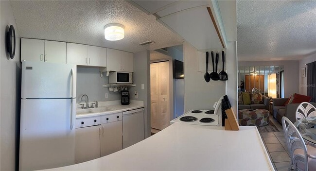 Building Photo - 4215 E Bay Dr