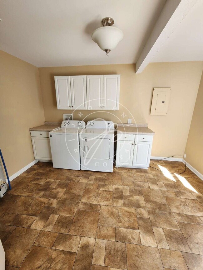 Building Photo - "Charming 2-Bedroom Haven on Luscombe Drive with Spacious 1105 sq ft Layout!"