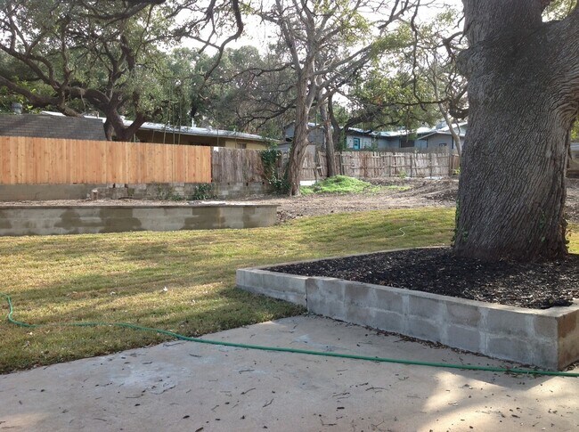 Building Photo - Gorgeous Remodel - North Austin Home!