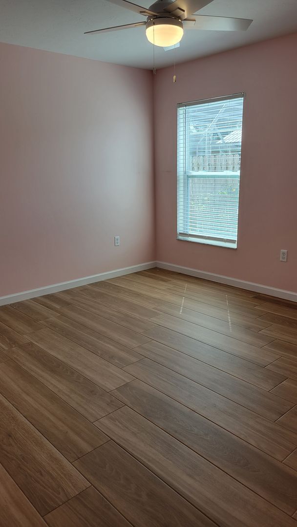 Building Photo - PENDING LEASE-Annual unfurnished 4/2 SFH i...