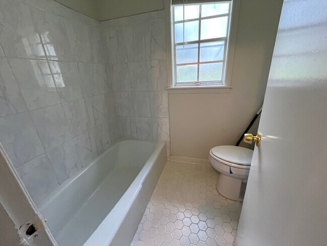 Building Photo - Renovated 4 Bedroom 2 Bath Home for Rent!