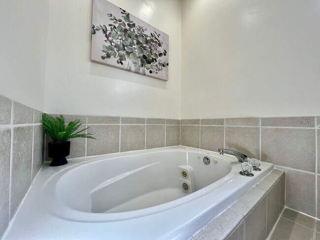 Building Photo - Large executive home in pool community Mas...
