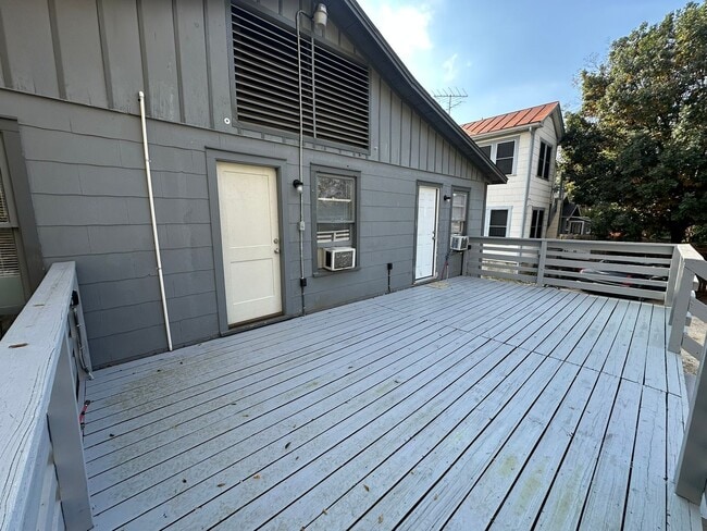 Building Photo - 2-BEDROOM DUPLEX IN MAHNCKE PARK