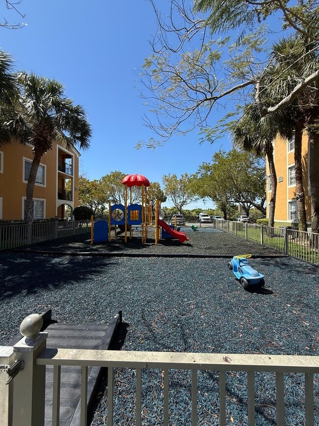 Building Photo - RESORT STYLE, BEAUTIFUL 2 BEDROOM AND 2 BATHROOMS ON THE TOP FLOOR