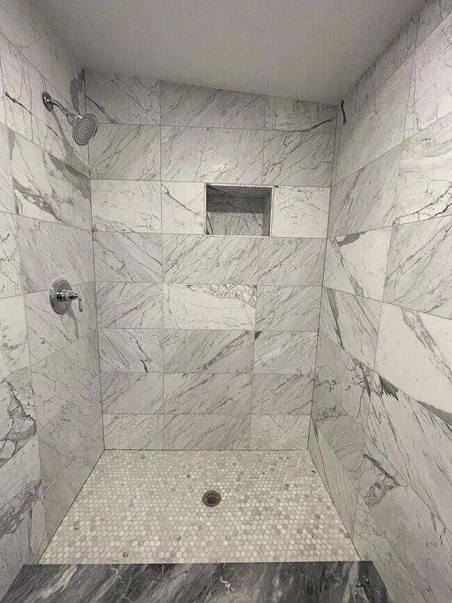 Building Photo - 9009 Riverside Pl