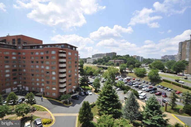 Building Photo - 1121 Arlington Blvd