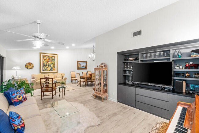 Building Photo - 5087 Oakhill Ln