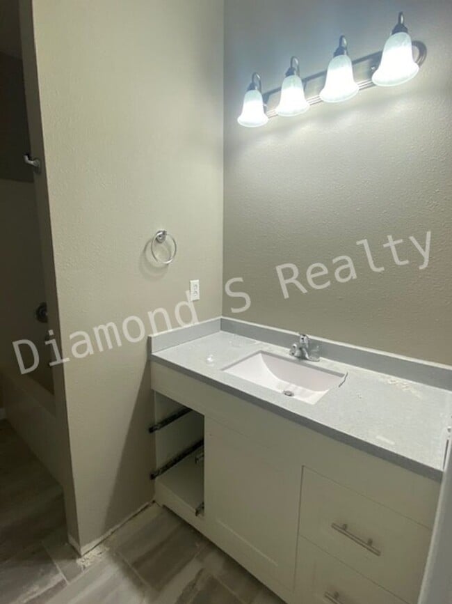 Building Photo - Gorgeous 4 Bedroom Ozark House Coming Earl...