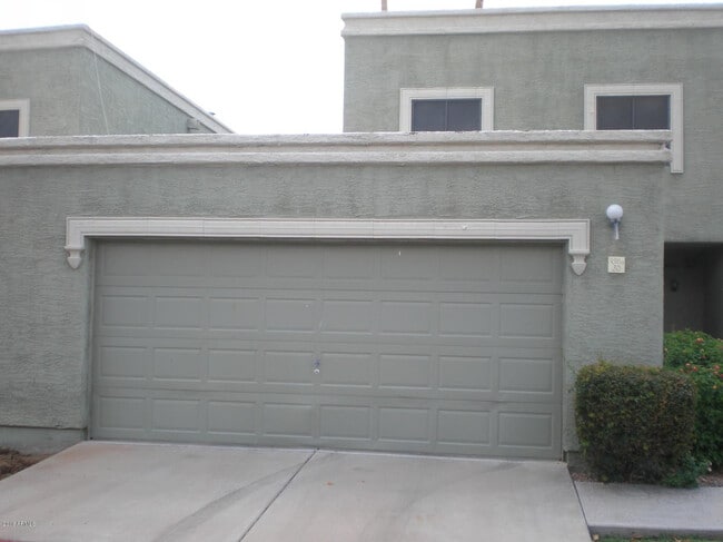 Building Photo - 815 E Grovers Ave