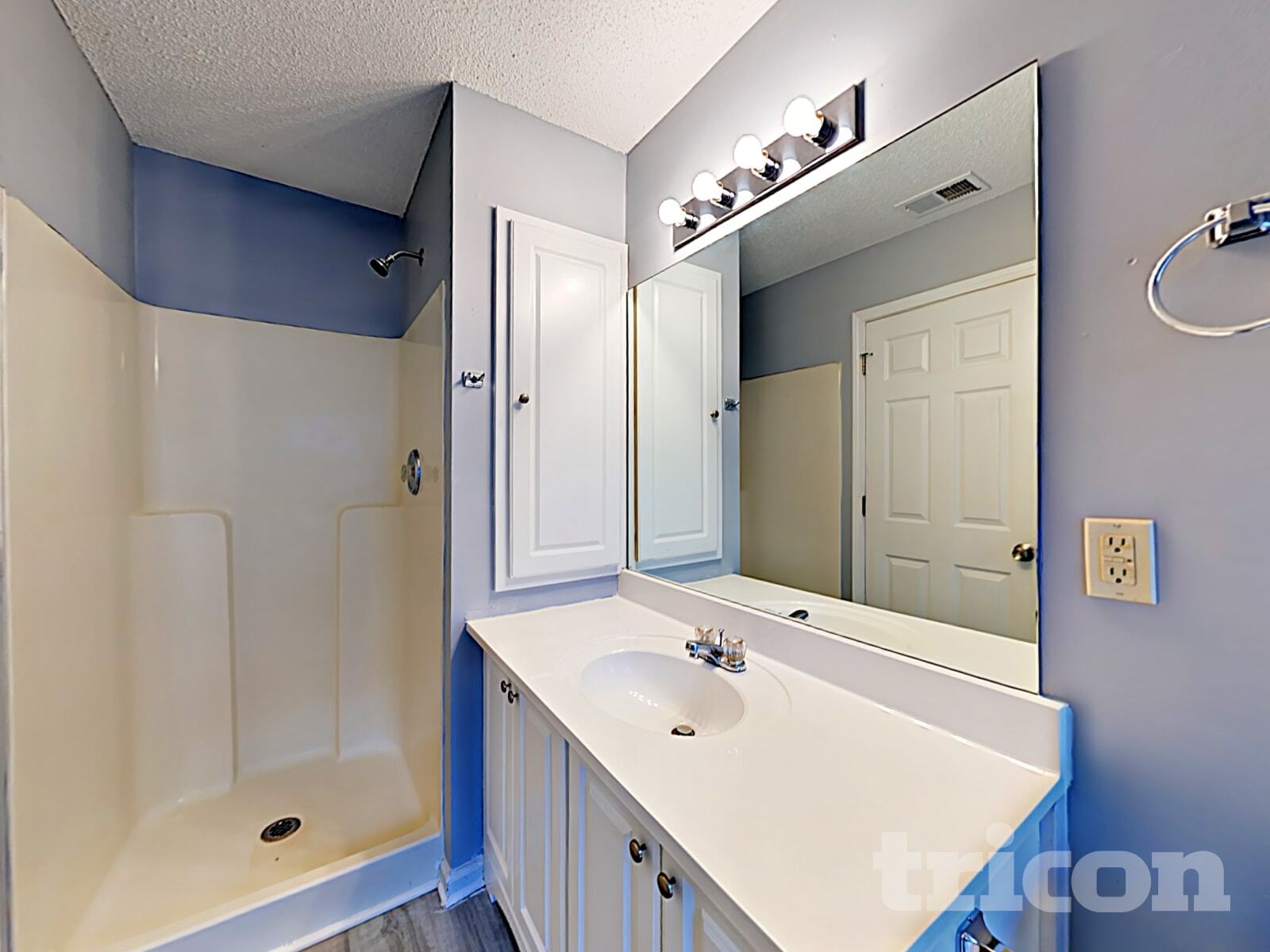 Building Photo - 623 Bowling Ln