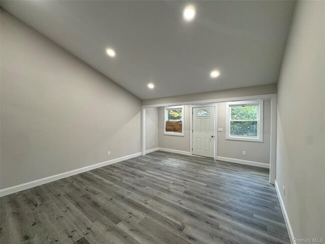 Building Photo - 75 Valley Dr