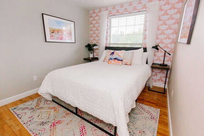 Building Photo - Charming 5-Bedroom Home in Club Crest